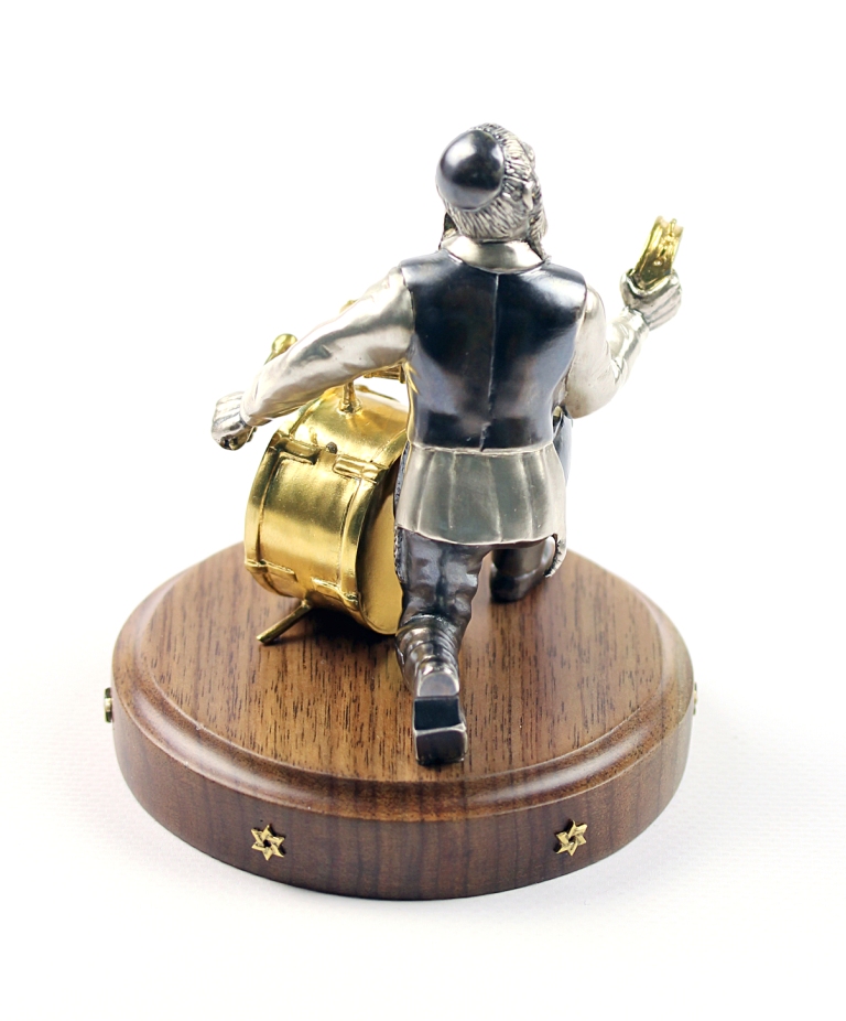 Серебряная статуэтка "Музыкант с барабаном"  - вид сзади