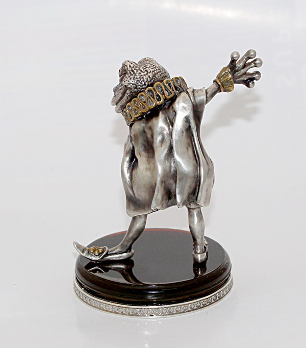 Серебряная статуэтка на янтарной подставке 2214