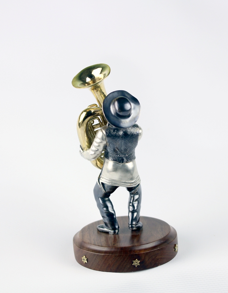 Серебряная статуэтка "Музыкант с трубой" .