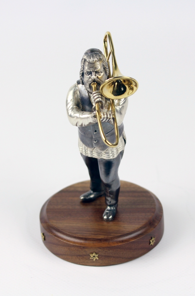 Серебряная статуэтка "Музыкант с трамбоном" - серебро