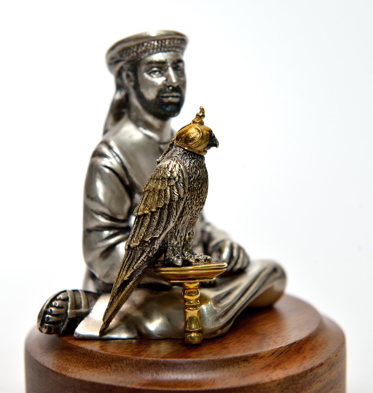 Серебряная статуэтка "Араб с соколом"