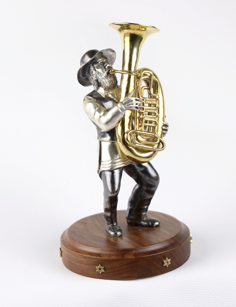 Серебряная статуэтка "Музыкант с трубой" .
