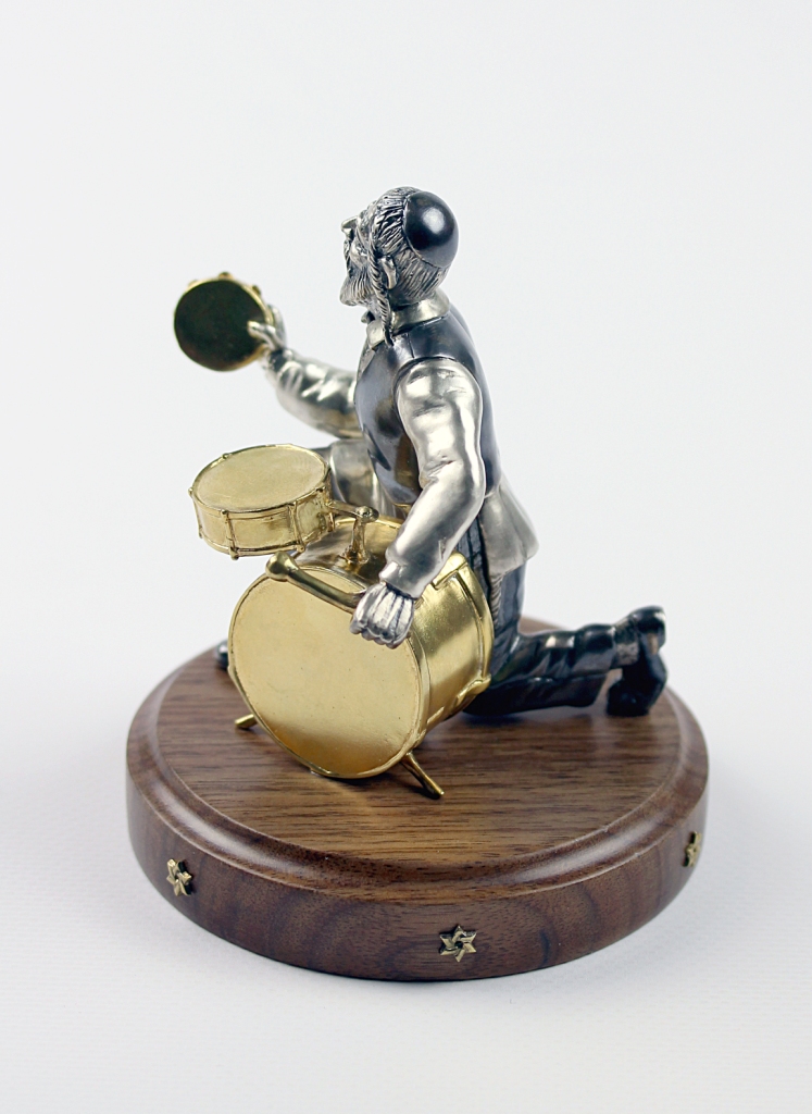 Серебряная статуэтка "Музыкант с барабаном"  - деревяная подставка