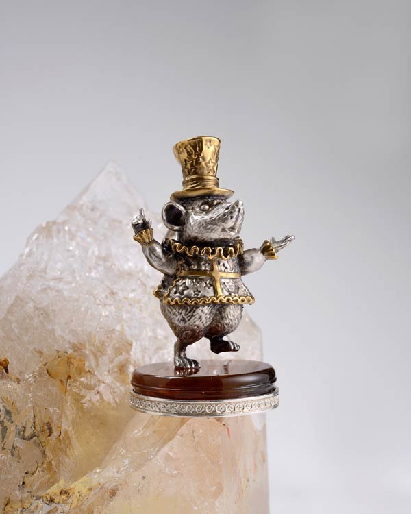 Серебряная статуэтка на янтарной подставке "Крыса-Маг"