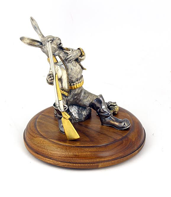 Серебряная статуэтка "Заяц-охотник"