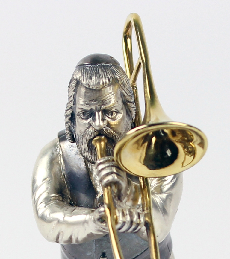 Серебряная статуэтка "Музыкант с трамбоном" -позолота