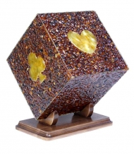 Янтарная статуэтка куб "Карты"