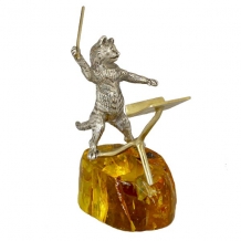 Серебряная статуэтка на подставке из янтаря "Кот дирижер"