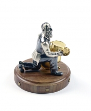 Серебряная статуэтка "Музыкант с барабаном"