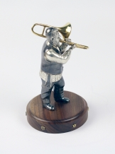 Серебряная статуэтка "Музыкант с тромбоном"